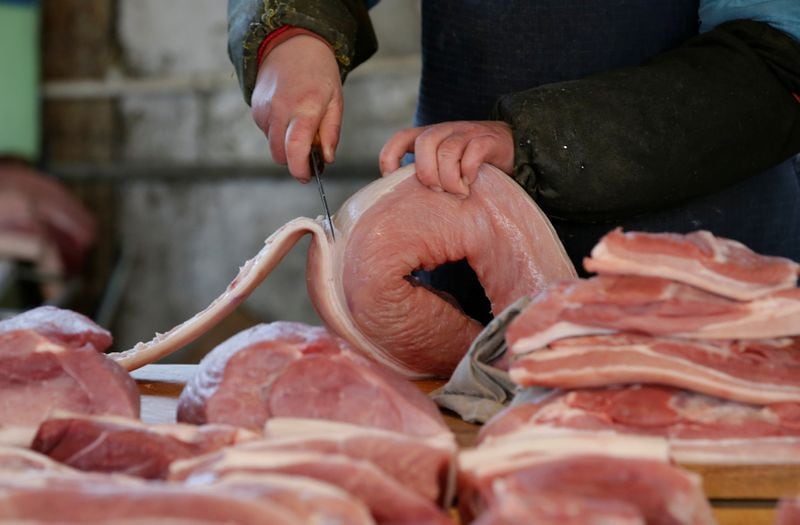 Imagen de archivo de un carnicero cortando un trozo de cerdo en un mercado en Pekín, China. 25 de marzo, 2016. REUTERS/Jason Lee/Archivo