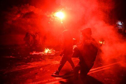 Los manifestantes quemaron objetos y se enfrentaron con piedras y palos a los policías (AFP)