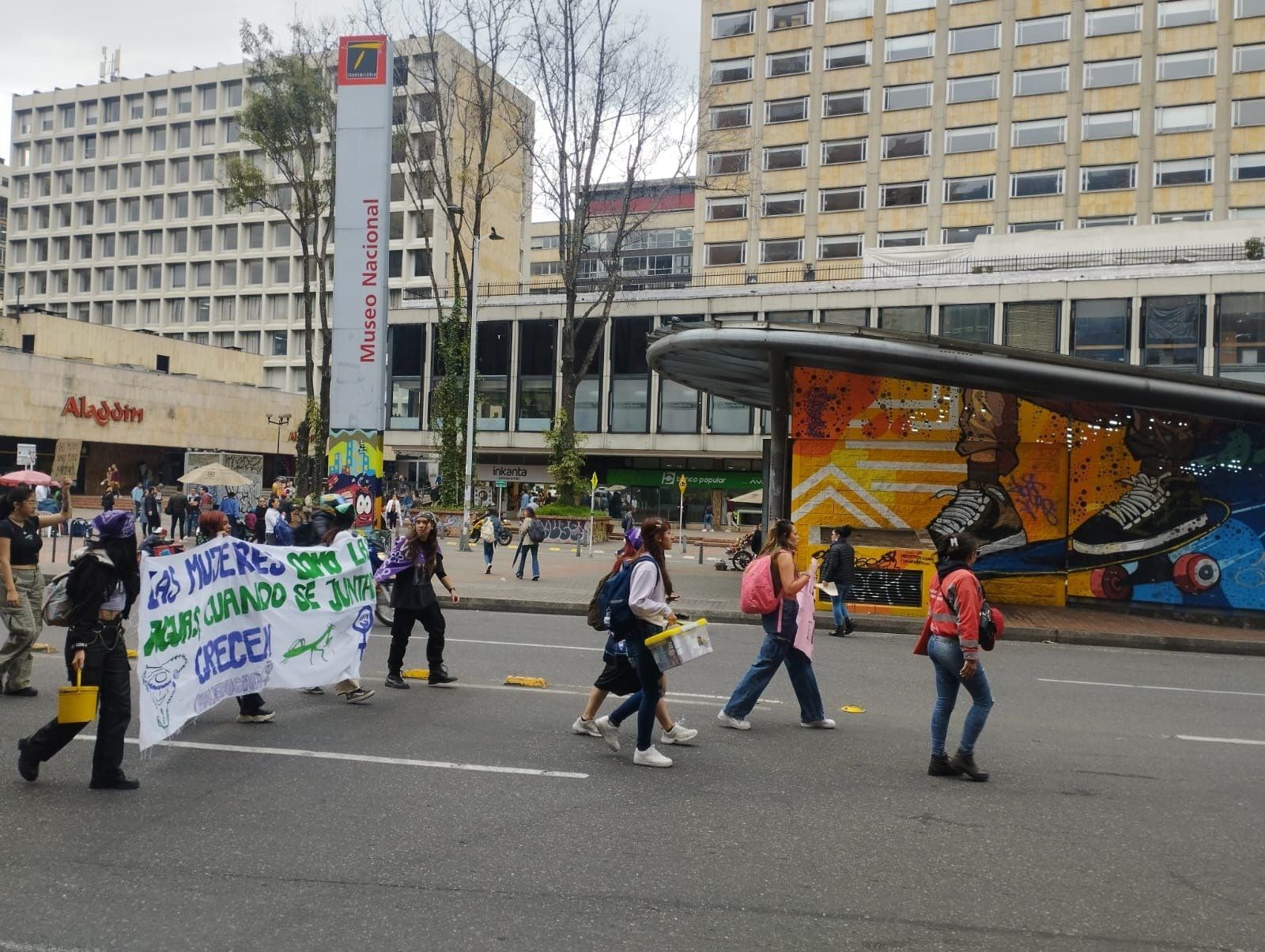 Se presenta manifestación sobre la carrera 7 con calle 28, participantes avanzan hacia el norte de la ciudad - crédito @BogotaTransito / X