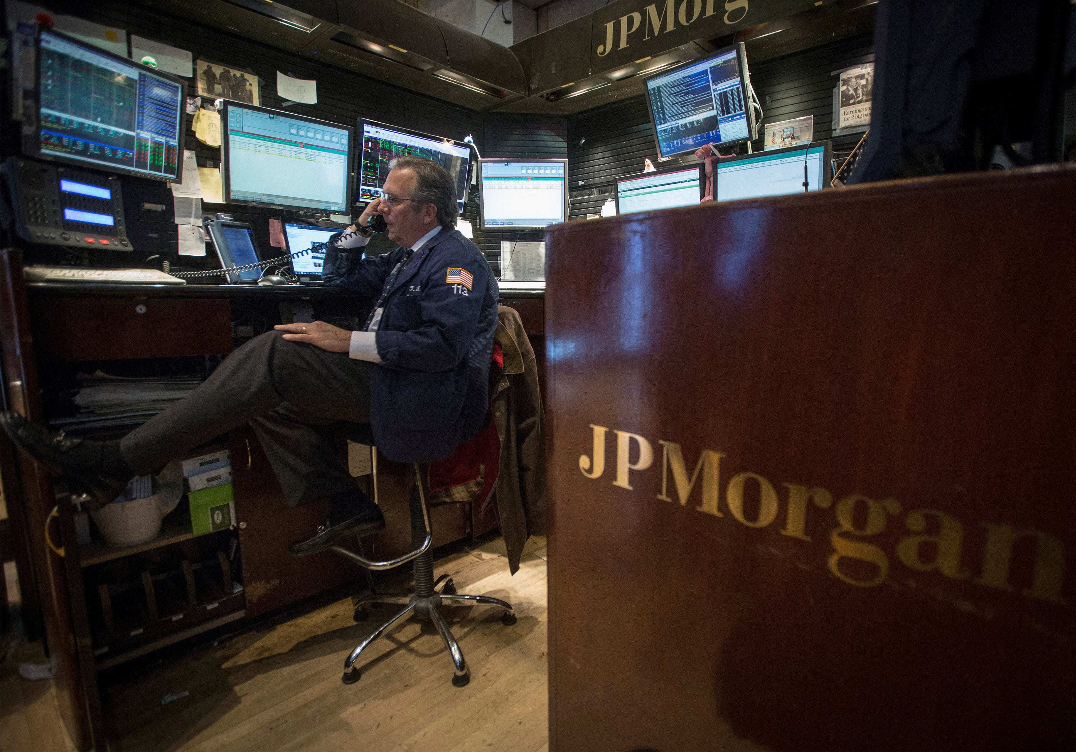JP Morgan cree que los bonos se pueden consolidar en estos precios y apuesta a que habrá medidas conjuntas con el FMI para levantar el control de capitales. REUTERS/Brendan McDermid/File Photo