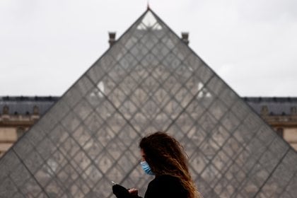 El Louvre hoy mantiene sus puertas cerradas de acuerdo con las medidas tomadas por el gobierno francés para prevenir la propagación del virus. REUTERS/Christian Hartmann