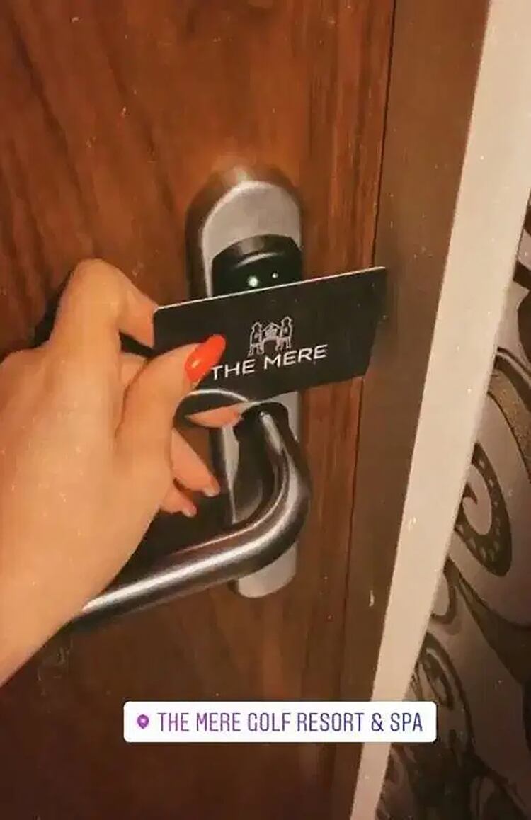 Una de ellas publicó la tarjeta magnética del hotel (Instagram)