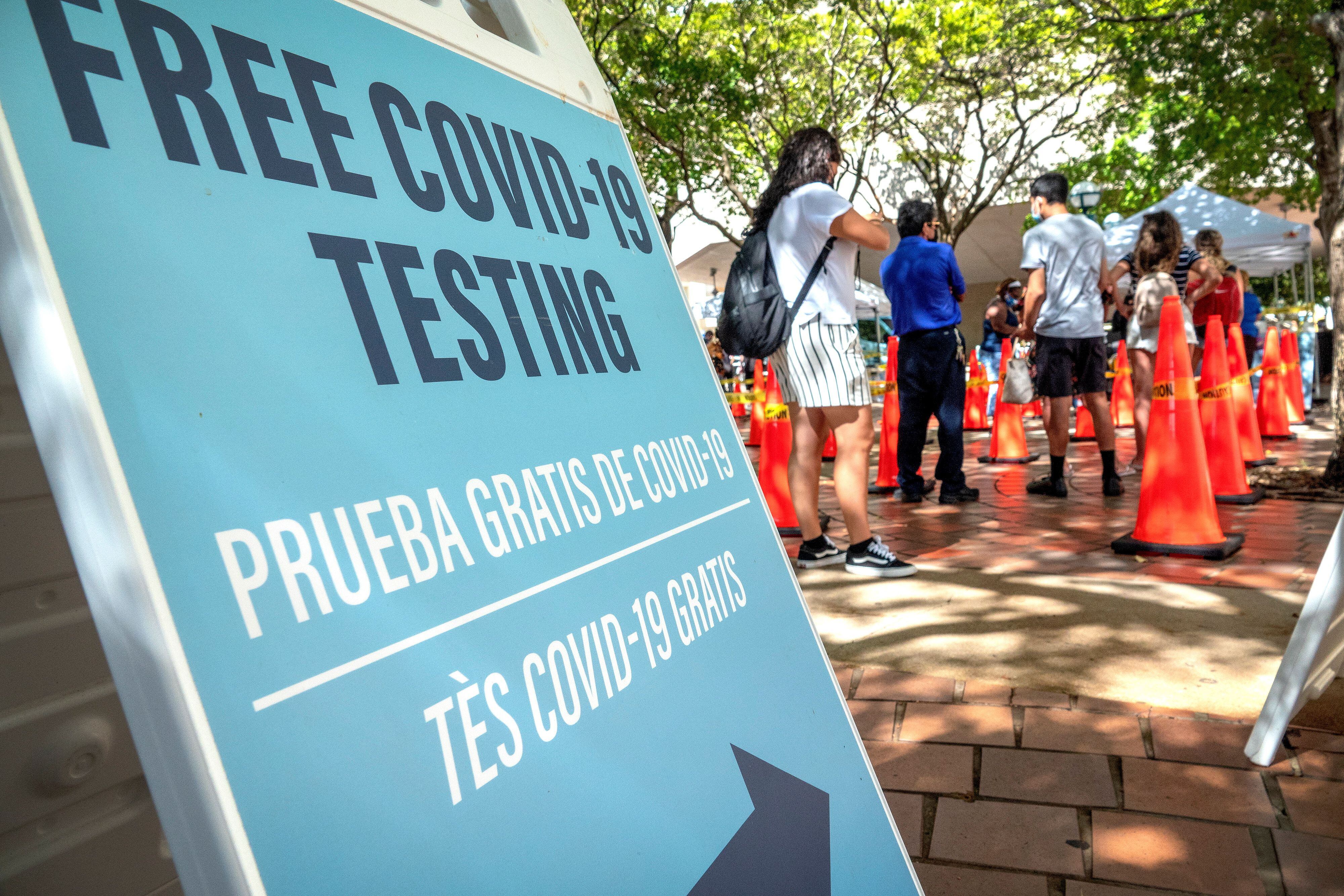 La gente hace cola para llegar al servicio de pruebas de coronavirus en Miami (Foto: EFE)