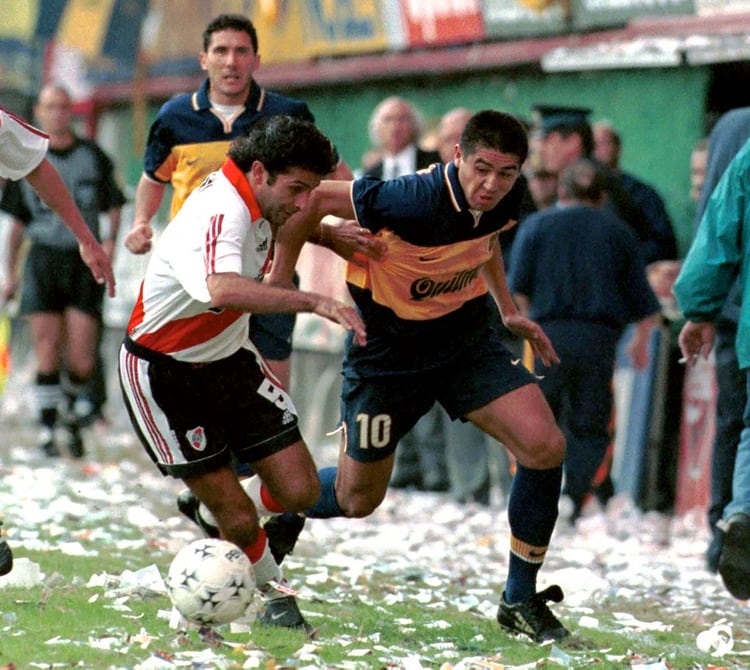 Contra Leonardo Astrada, uno de sus históricos rivales en superclásicos, en la Bombonera (Clausura 1999)