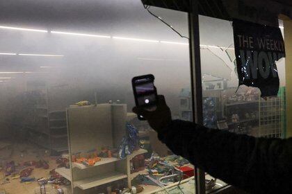 Una tienda saqueada en medio de las protestas por la muerte de Daunte Wright (REUTERS/Leah Millis)
