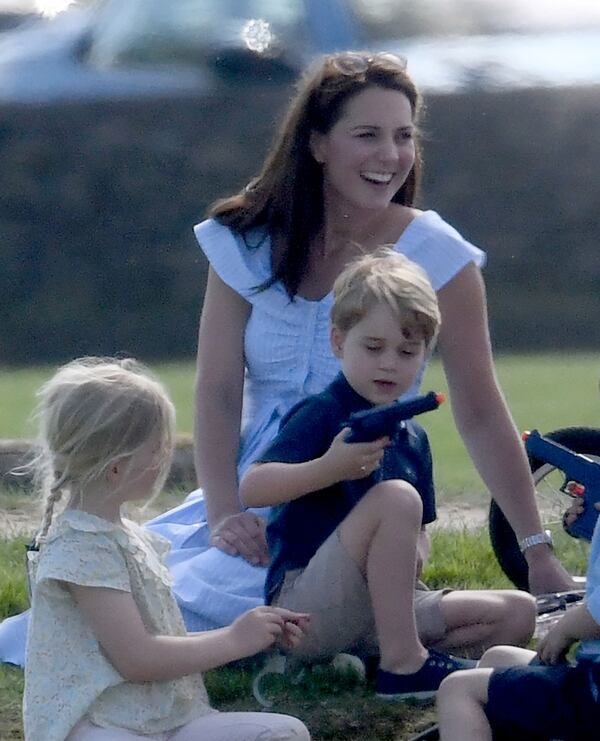 Critican a Kate Middleton por permitirle al príncipe George jugar con un arma (The Grosby Group)