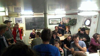 Los 30 del Ártico, ya abordados e incomunicados, en el comedor del barco, mientras los remolcaban a puerto para detenerlos. 