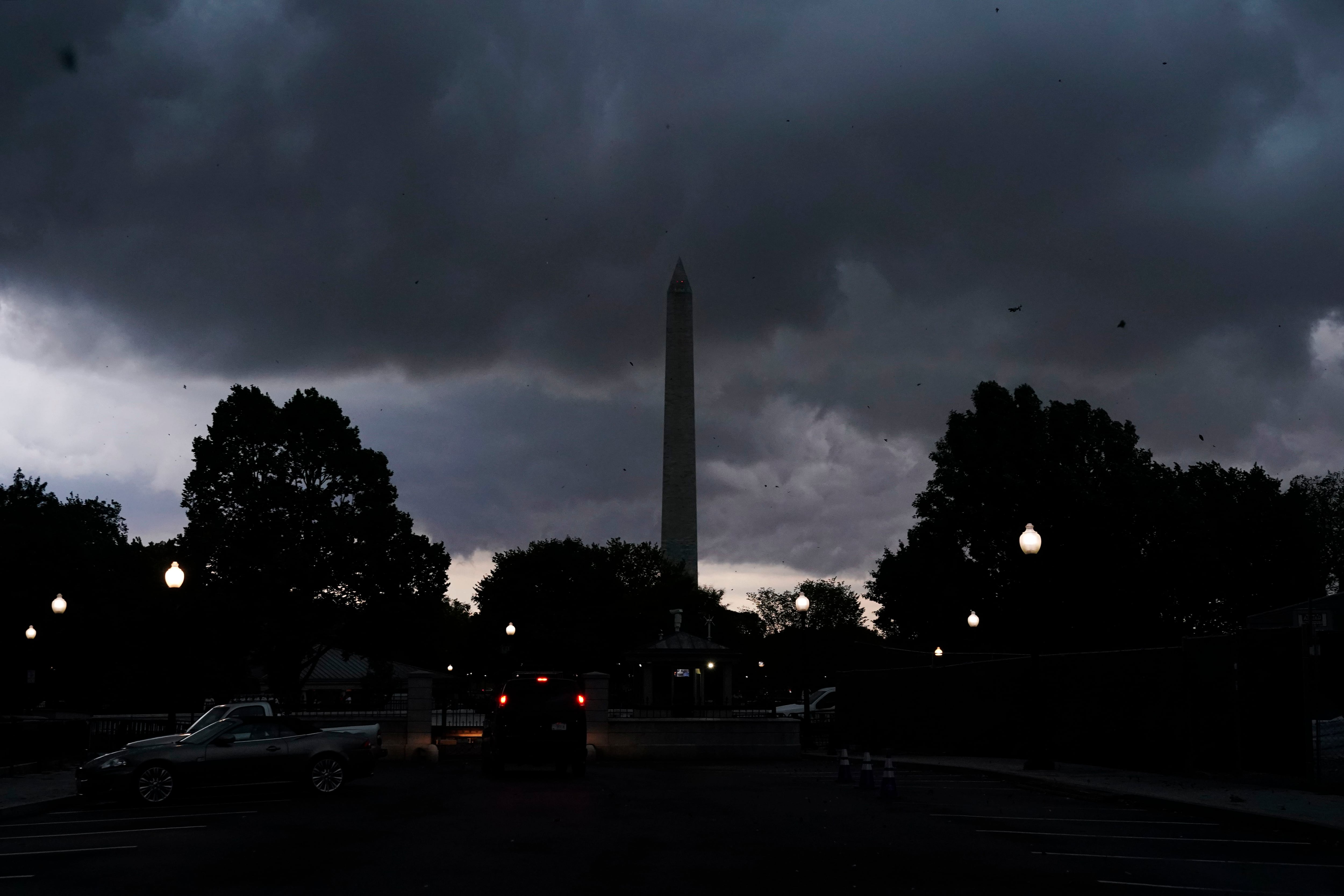 Nubes de tormenta pasan sobre el Monumento a Washington, el lunes 7 de agosto de 2023, en Washington. Miles de empleados federales fueron enviados a casa el lunes temprano cuando el área de Washington enfrentaba un pronóstico inminente de tormentas destructivas, incluidos tornados, granizo y relámpagos (Foto AP/Jacquelyn Martín)