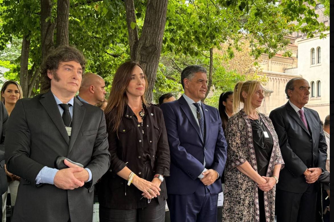 El presidente Javier Milei y la vice, Victoria Villarruel, presentes en un acto de homenaje a las víctimas del atentado a la embajada de Israel
