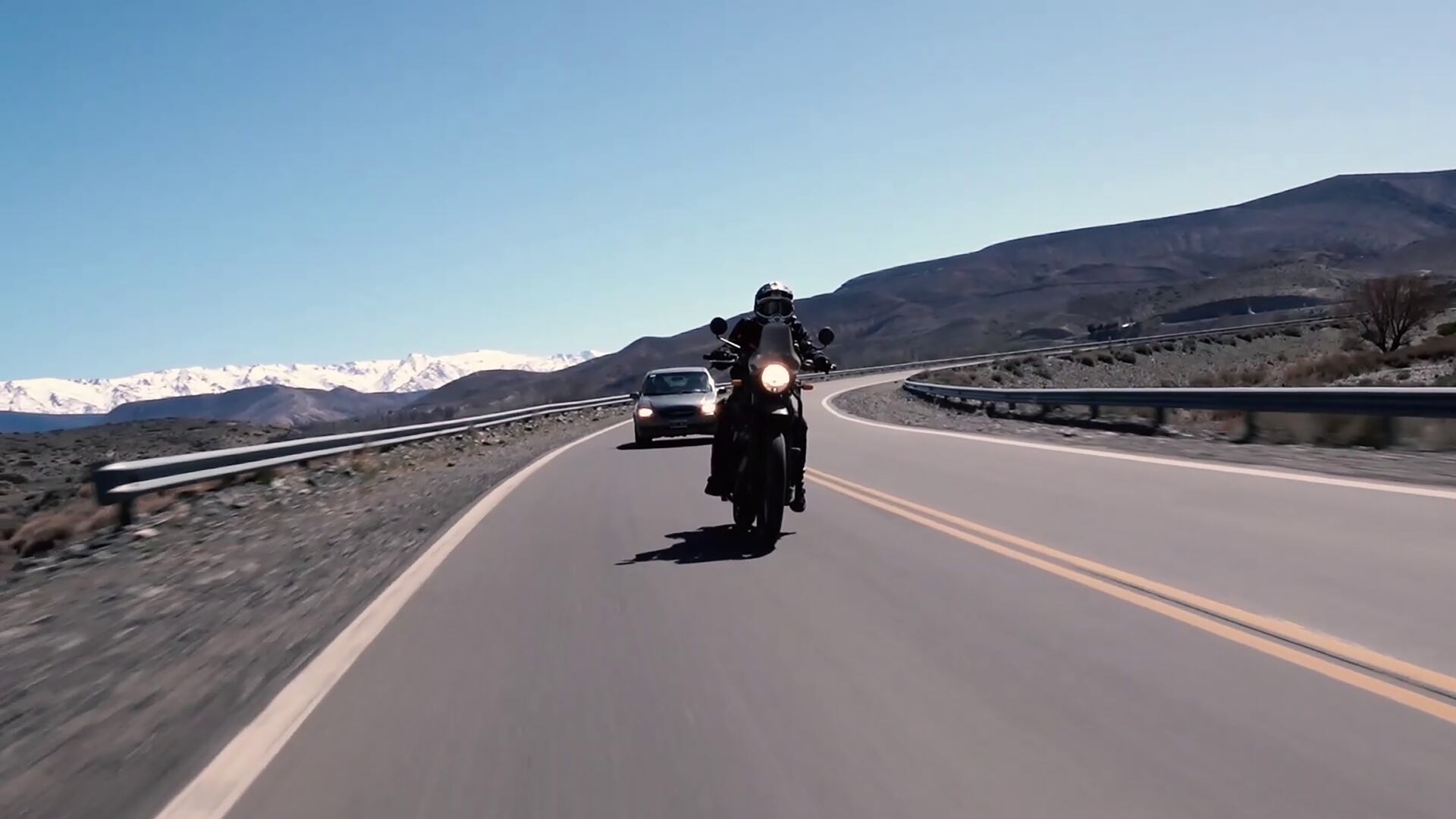 Ruta 40: cuál es la miniserie que recorre en moto un camino icónico de la Patagonia