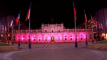 El Palacio de la Moneda en Chile iluminado contra el Cáncer de Mama (Mario Davila)