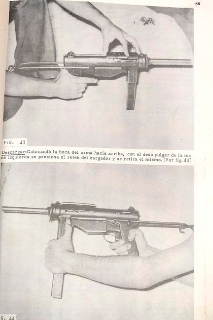 En la página 55 del "manual" de Montoneros, se explica la forma correcta de descargar una pistola ametralladora.