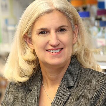 Karla Satchell, profesora de microbiología-inmunología en Feinberg, quien dirige un equipo internacional de científicos para analizar las estructuras importantes del virus.