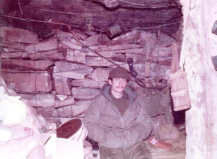 Malvinas 1982: Diego Carlos Arreseigor en su refugio en Monte Longdon