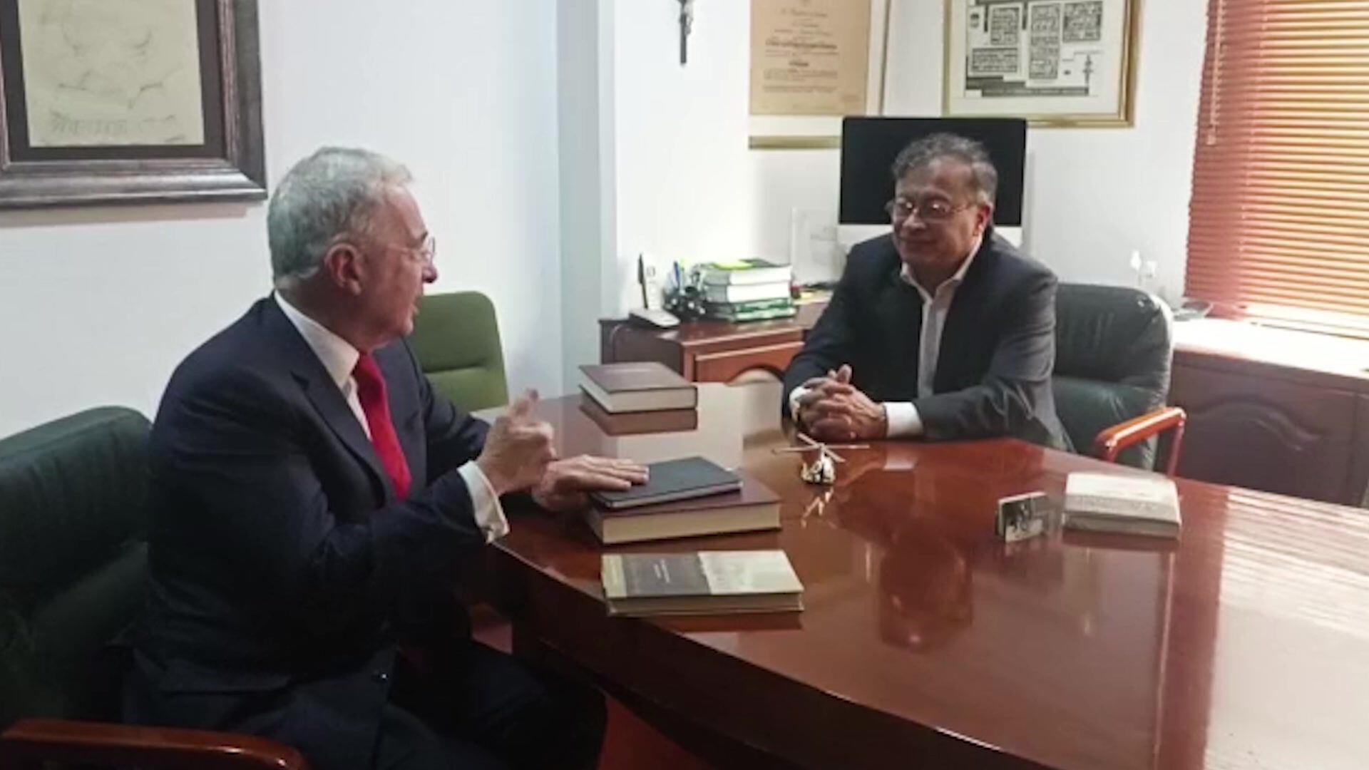 Los dos antagonistas de la política colombiana en este siglo, el expresidente Álvaro Uribe y el mandatario electo de izquierda, Gustavo Petro, tendieron puentes de diálogo en su primera reunión cara a cara el miércoles en Bogotá.