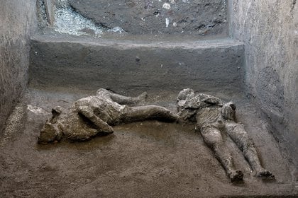 Restos humanos encontrados durante una excavación en Pompeya.  Luigi Spina / Folleto vía REUTERS    