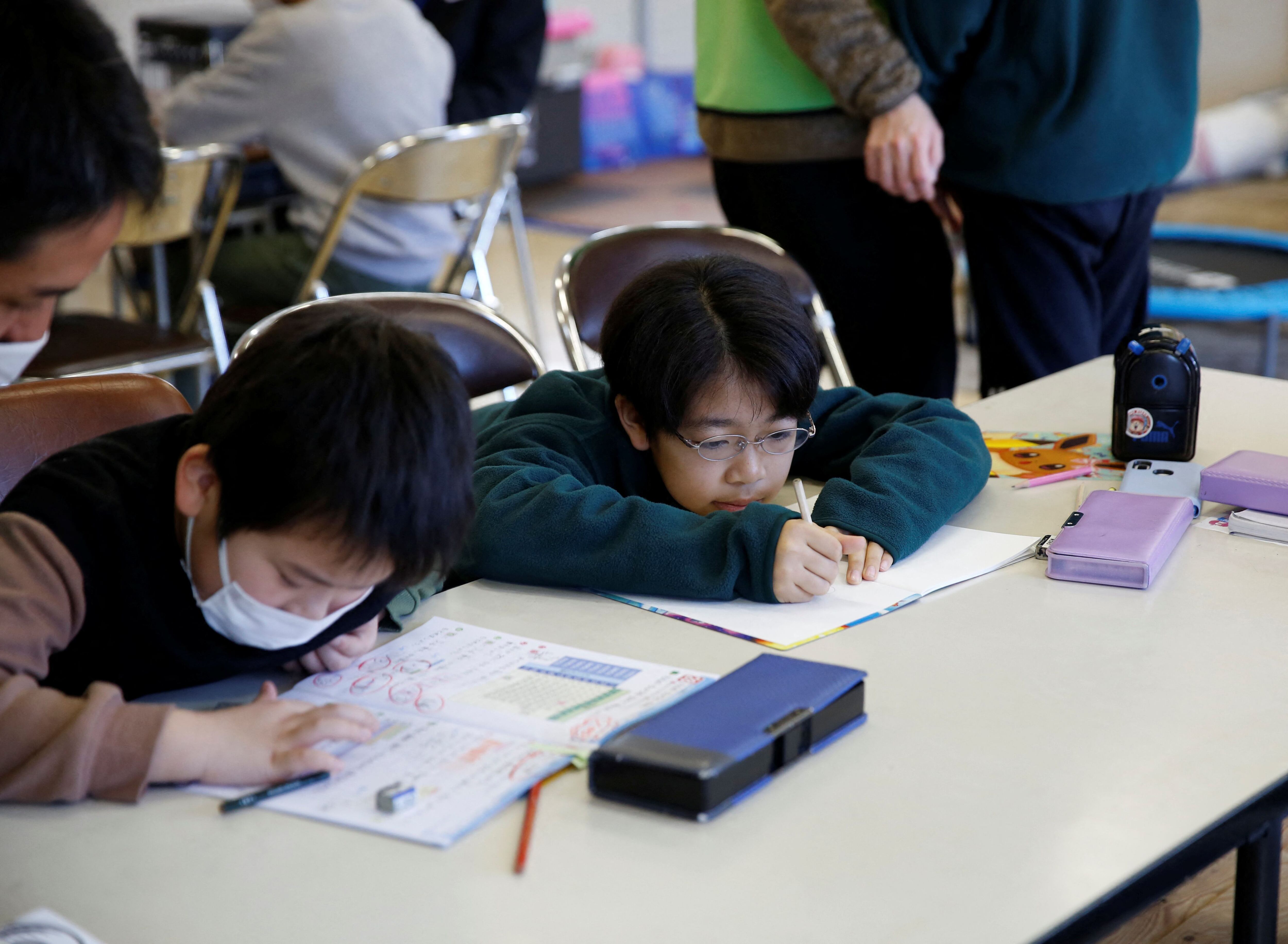 Niños hacen sus deberes en un espacio de juegos infantil en Suzu, prefectura de Ishikawa, Japón, 31 de enero de 2024. REUTERS/Sakura Murakami/Archivo
