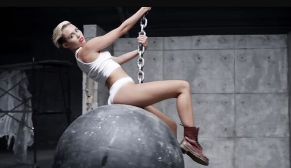 Miley Cyrus lanzÃ³ su Ã©xito Wrecking Ball en el 2013