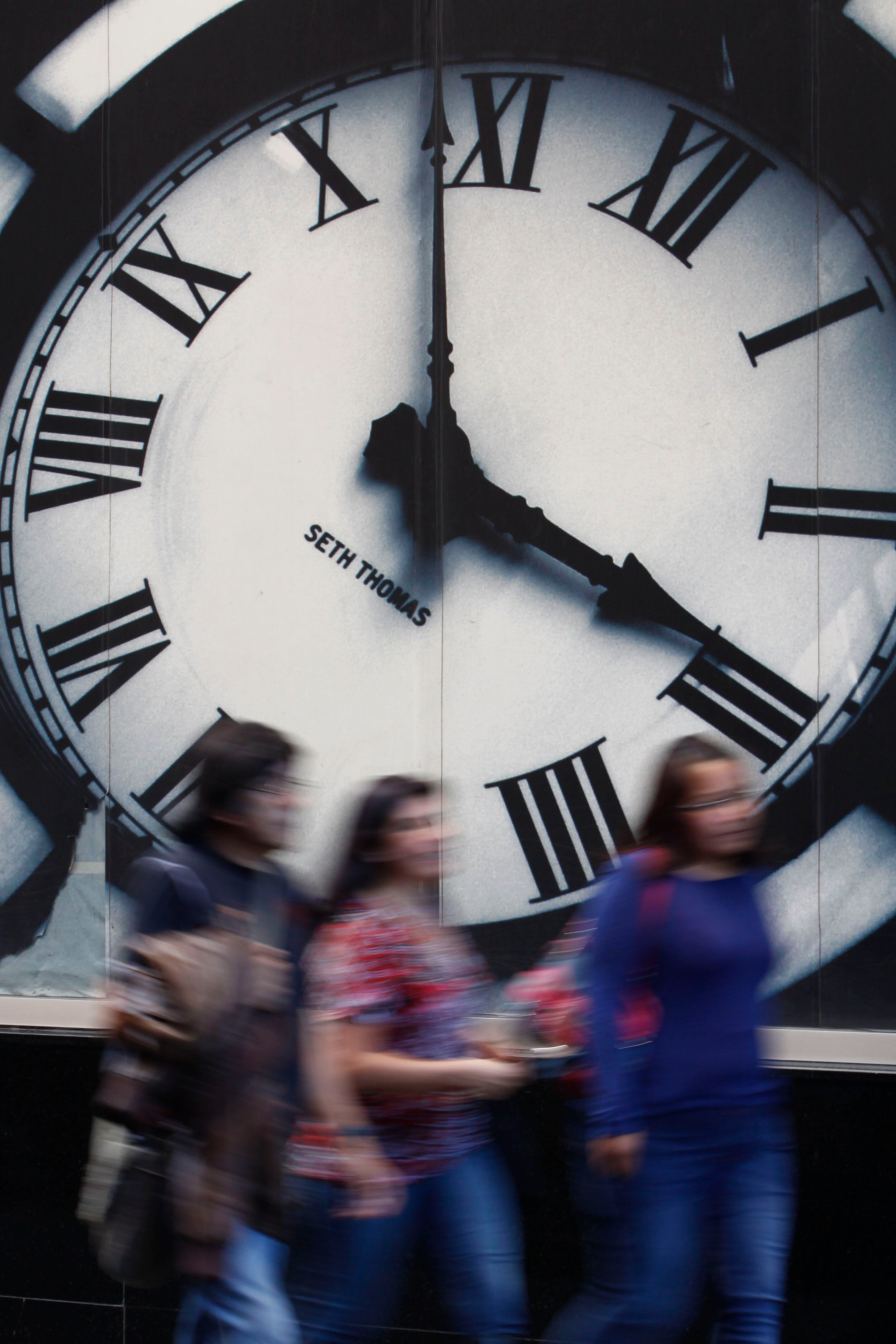 Las razones para mantenerlo de esa forma son porque el horario de verano desincroniza la luz y la hora, además hace que las personas se duerman más tarde, por lo que mientras menos horas duerman, menor rendimiento tienen (Foto: Cuartoscuro)