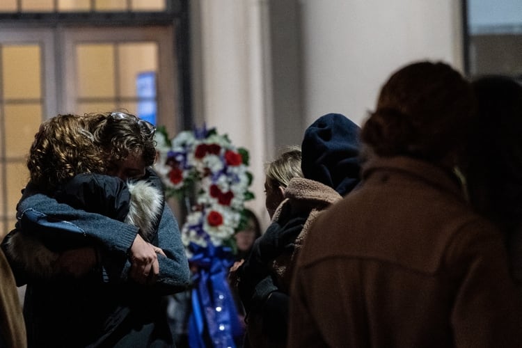 Estudiantes se abrazan en la entrada de Barnard College durante una vigilia celebrada por Tessa Majors el 12 de diciembre de 2019 en la ciudad de Nueva York. Según los informes, Tessa Majors, una estudiante de Barnard College de 18 años, fue asesinada a puñaladas cerca del Morningside Park el miércoles por la noche durante un robo a mano armada (AFP)