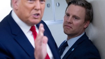 Bill Stepien detrás del presidente Donald Trump durante una actividad de campaña. (Photo by SAUL LOEB / AFP)