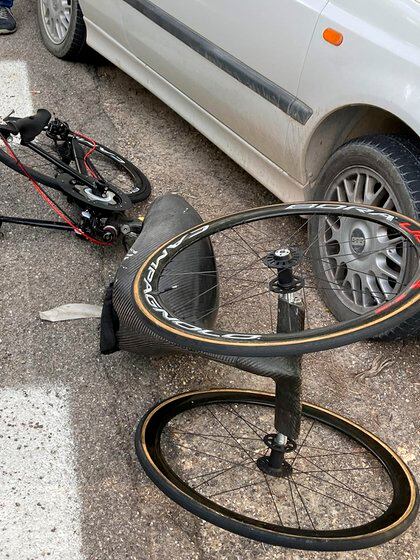 Así quedó la bicicleta adaptada de Zanardi tras el accidente (EFE)