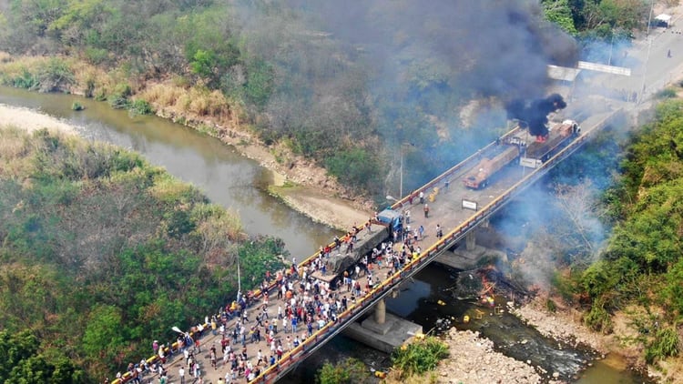Represión del régimen chavista en un puente fronterizo entre Colombia y Venezuela el pasado 23 de febrero, cuando la oposición intentó ingresar la ayuda humanitaria