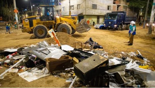 Recolección de materiales sólidos para recuperar principales avenidas del centro de Lima.