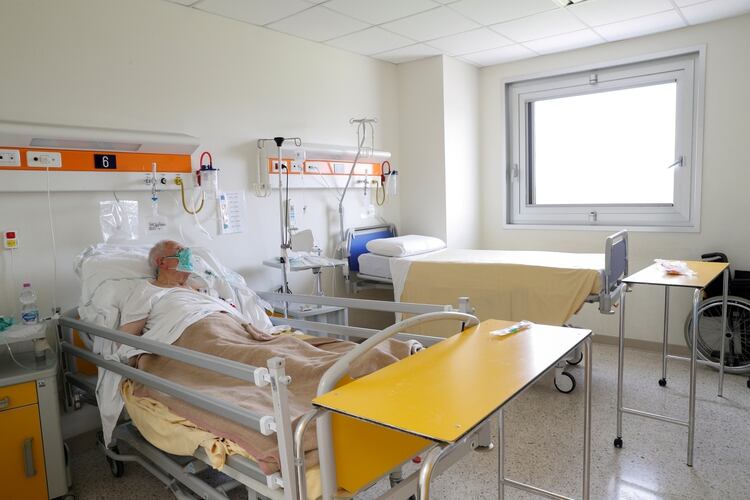 Un paciente que sufre COVID-19 es atendido en el hospital San Filippo Neri en Roma, Italia, el 30 de marzo de 2020. (REUTERS/Guglielmo Mangiapane/Foto de archivo)