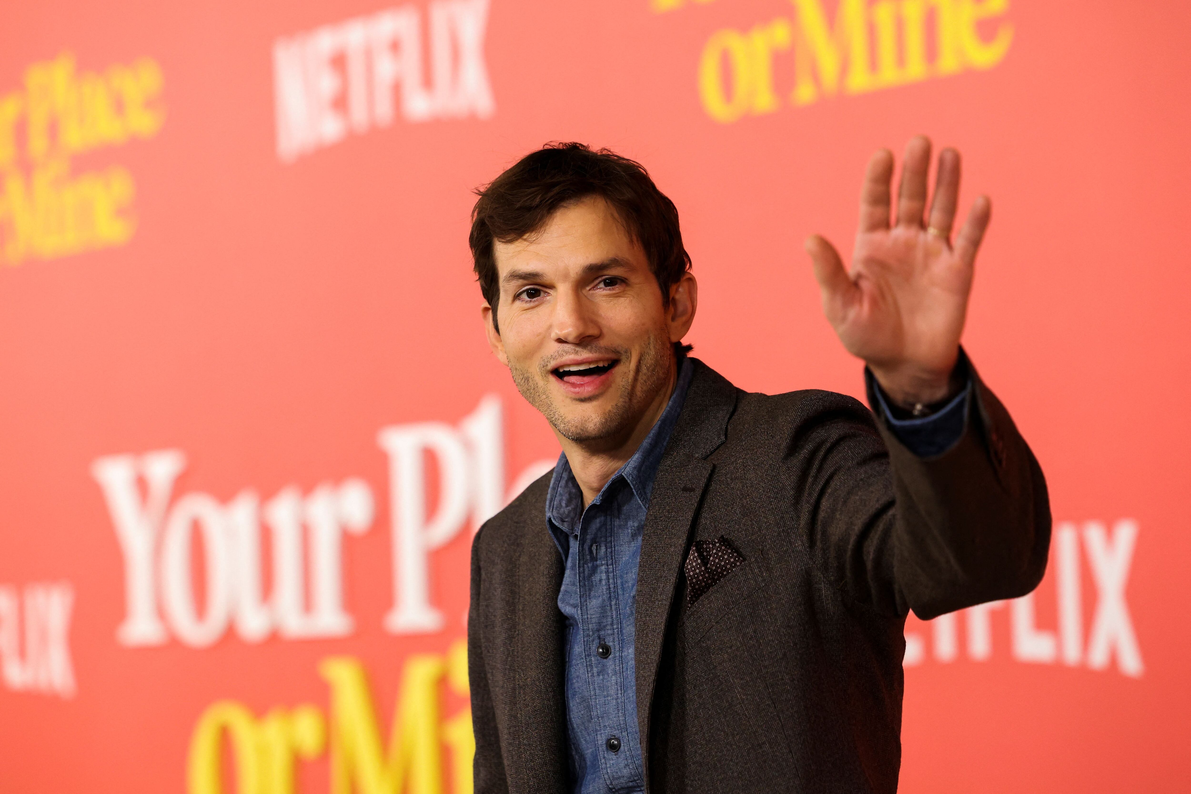 Ashton Kutcher cumple 45 años: de aquel modelo que llegó con 100 dólares en el bolsillo a el actor que elige sus papeles y el empresario tech exitoso, ha recorrido un camino que no siempre fue fácil (REUTERS)