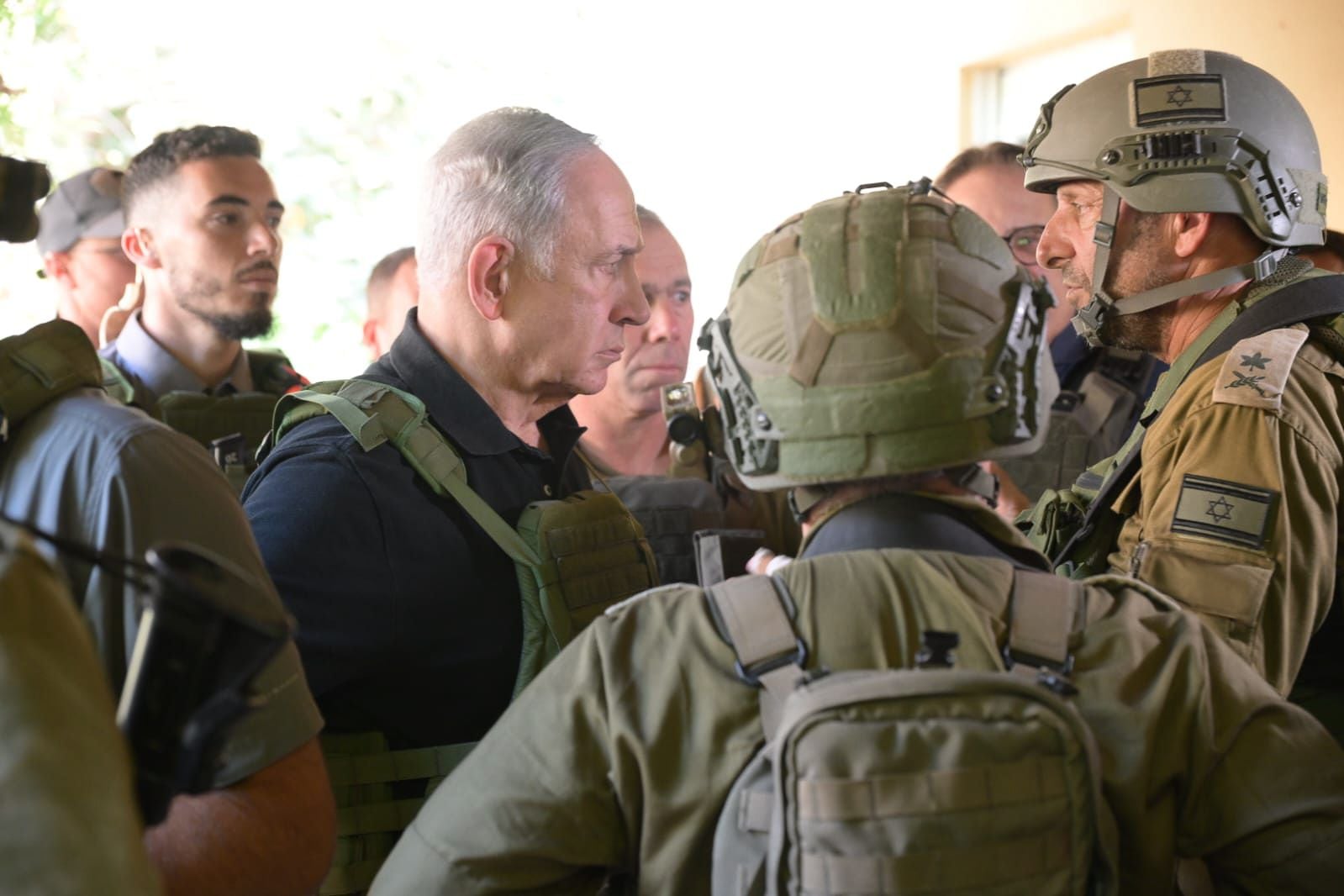 El Primer Ministro israelí Benjamin Netanyahu visita la frontera de Gaza recorriendo el kibutz Beeri y el kibutz Kfar Aza y vio las ruinas de las casas donde se produjeron masacres (Europa Press)
