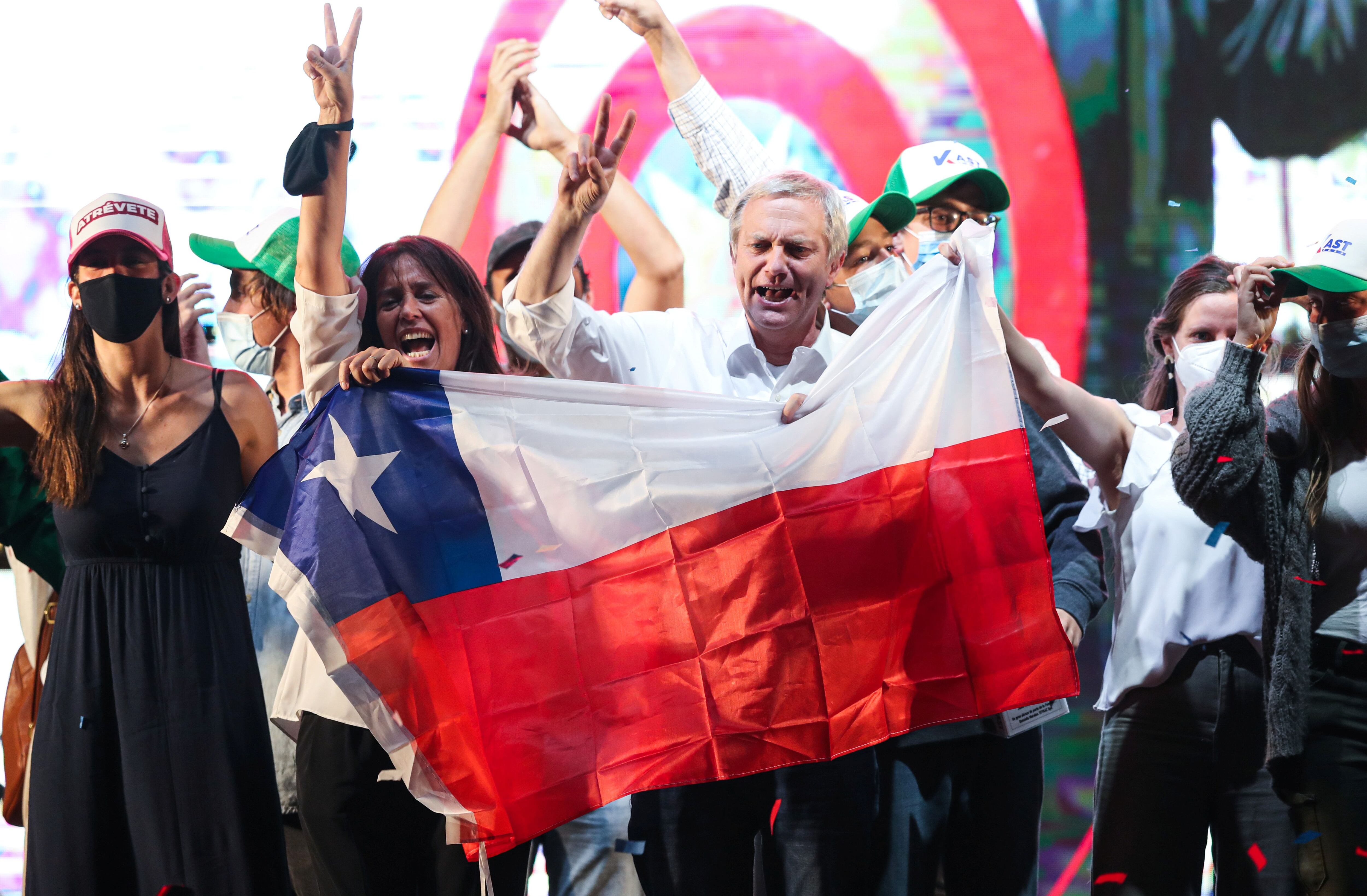 Chilean presidential candidate Jose Antonio Kast holds up a Chile flag during his closing campaign rally in Santiago, Chile, November 18, 2021. REUTERS/Ivan Alvarado