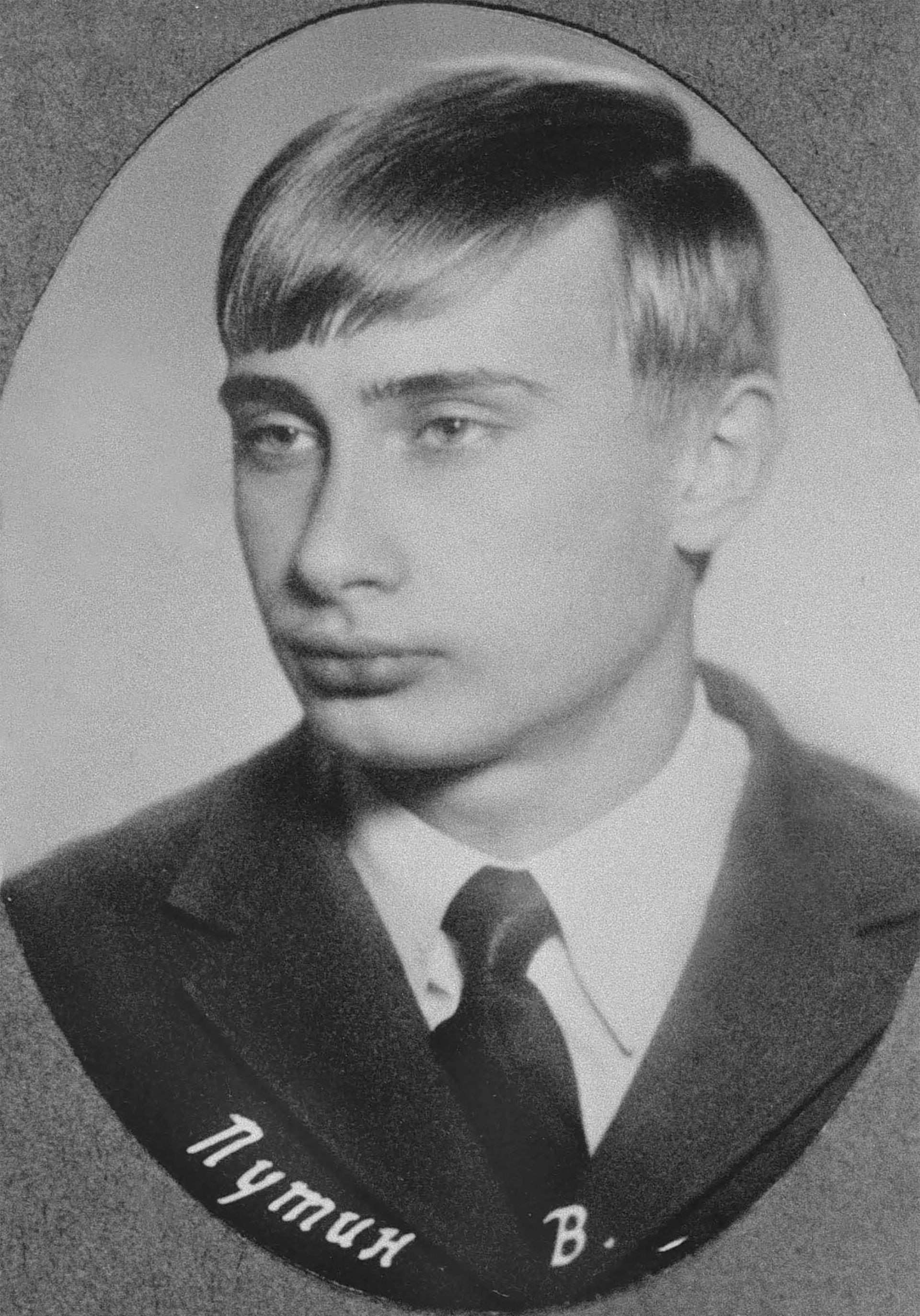 Vladimir Putin en una foto del álbum escolar en San Petesburgo, en 1970 (Photo by Laski Diffusion)