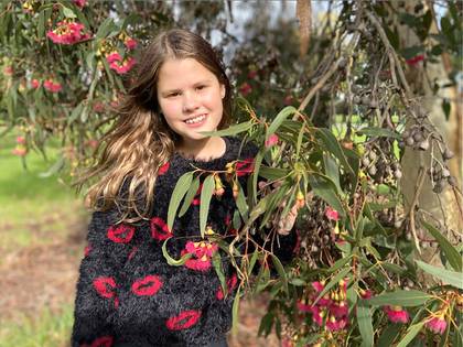 Niki Jolene Berghamre-Davis, de 11 años, posa junto a un árbol en flor en Port Melbourne, Australia. “Después de esta pandemia de corona, cuando esto termine, creo que todo estará mucho más lleno de vida”, dice