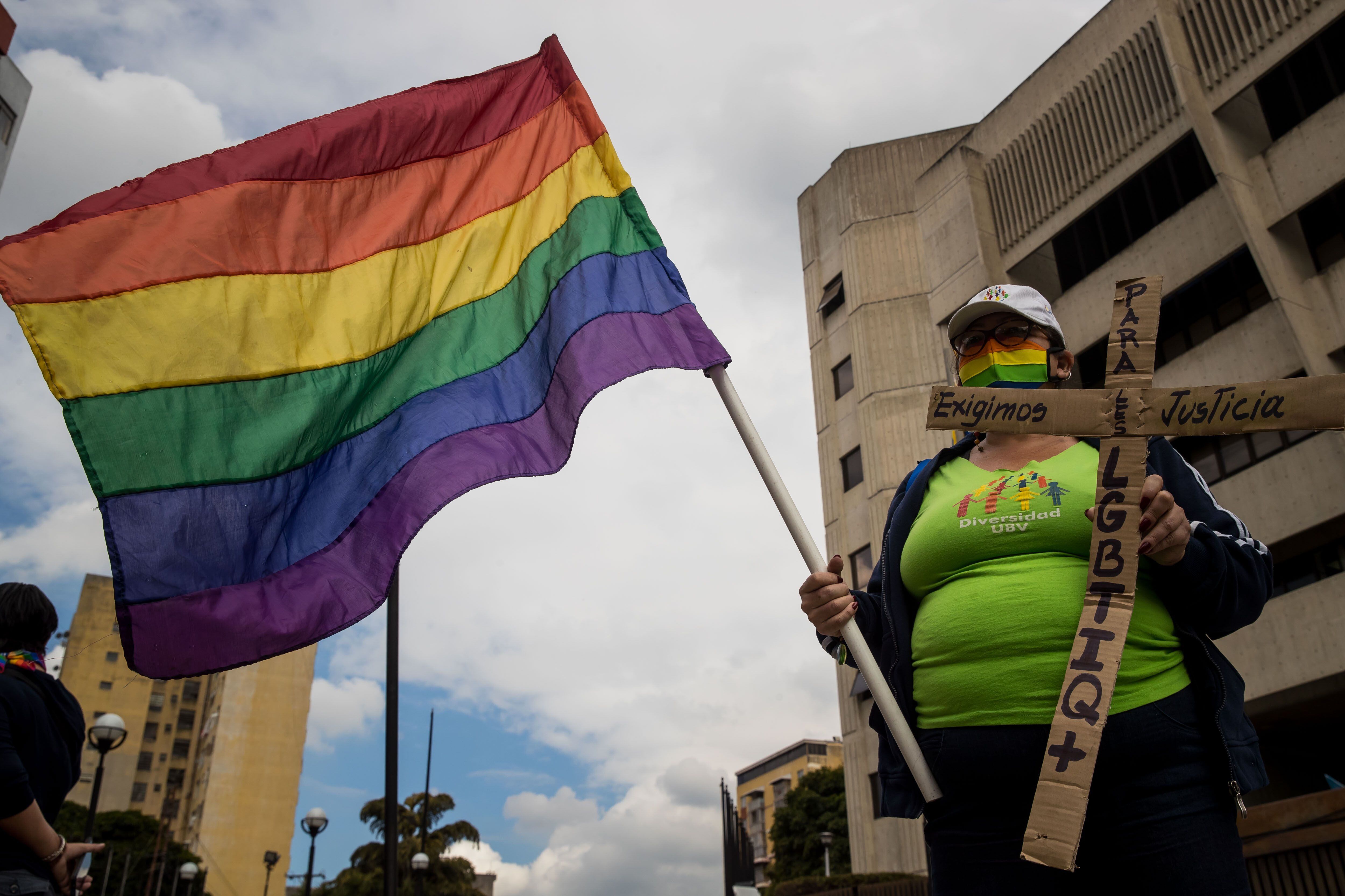 Una persona ondea una bandera del orgullo LGTBI durante una protesta en Caracas (EFE/ Miguel Gutiérrez)
