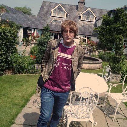 Javier en la casa de Helen Anderson, una de las grandes amigas de John Lennon y de su primera esposa: Cynthia.