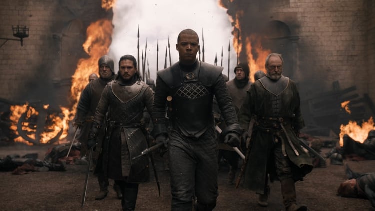 Jon Snow ingresa a la ciudad; su rol en la trama ha quedado desdibujado, tanto como su relación con Daenerys