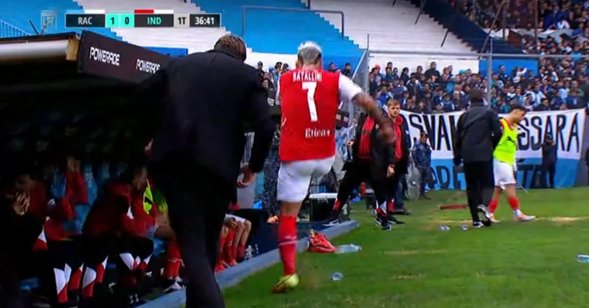 La furiosa reazione di Batalini alla sostituzione nel primo tempo della sconfitta dell’Independiente contro il Racing