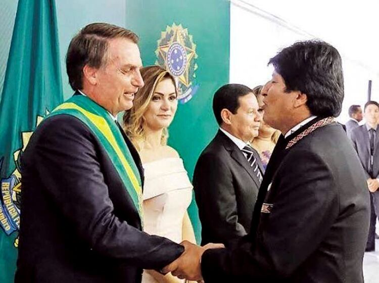 Jair Bolsonaro y Evo Morales se saludan. Fue durante la asunción del mandatario brasileño (@jairbolsonaro)