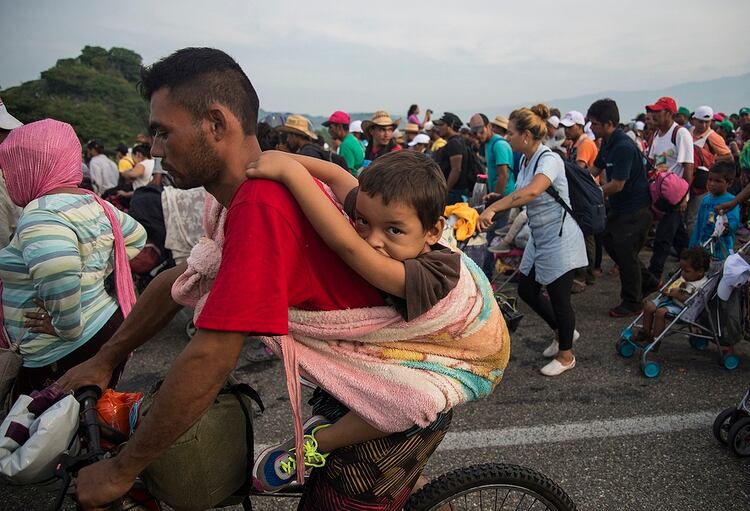 Miles de centroamericanos formaron parte de la caravana migrante que avanzó hacia Estados Unidos en 2018 (EFE/Luis Villalobos)