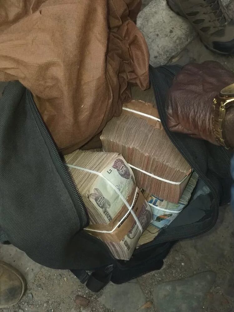 Uno de los detenidos cargaba una mochila con billetes bolivianos por el equivalente a 13 mil dólares 