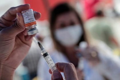 La vacunación en Brasil avanza a un ritmo lento debido a la disponibilidad limitada de dosis (Efe) 