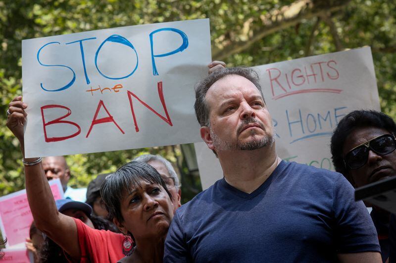 FOTO DE ARCHIVO: ersonas protestan contra ley ley neoyorquina sobre alquileres de corta duración y Airbnb's en Nueva York, EEUU, 12 de julio de 2023. REUTERS/Brendan McDermid/Archivo