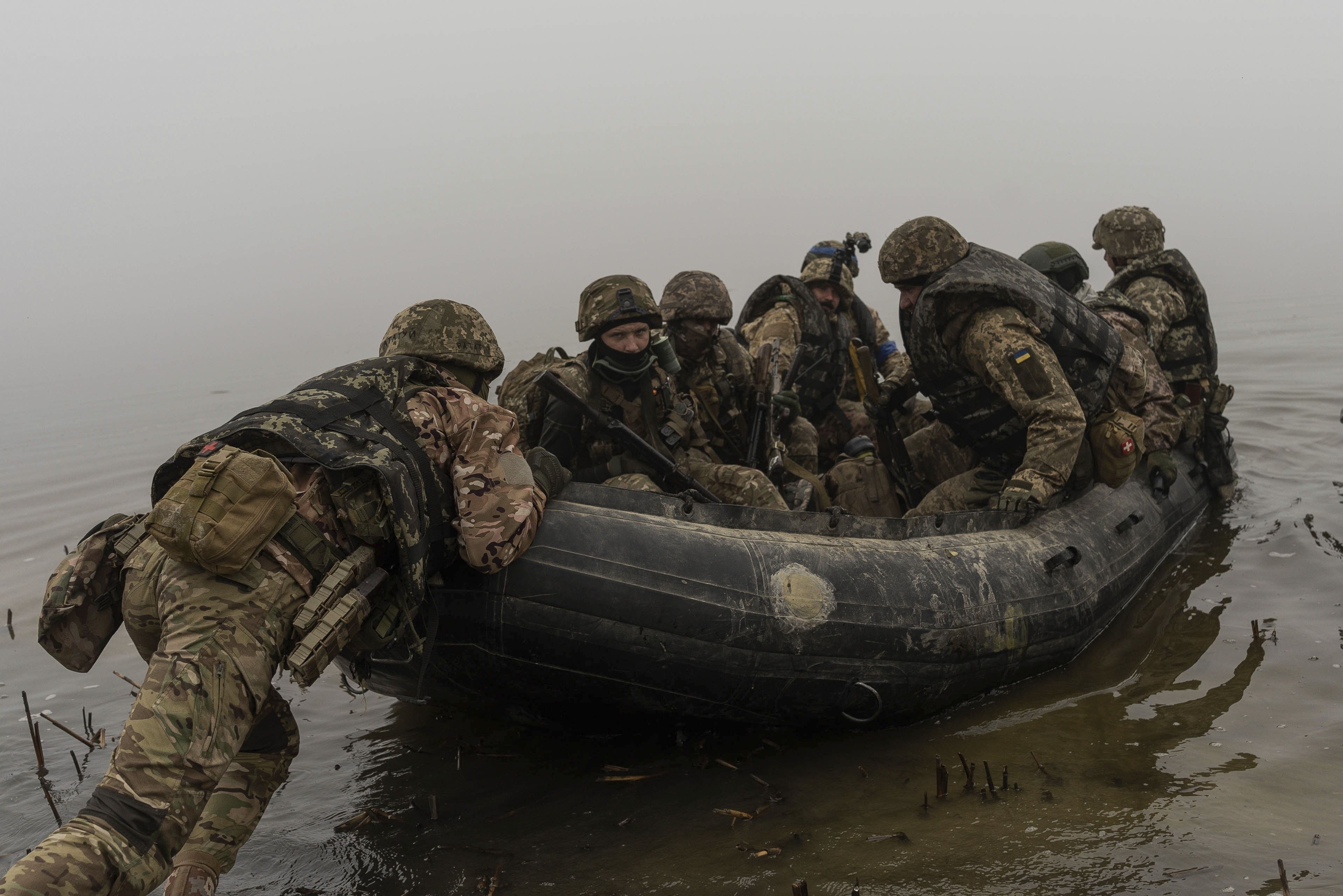 Un grupo de marines ucranianos, a bordo de una balsa, parten de una orilla del río Dniéper, en el frente, cerca de Kehrson, Ucrania, el 14 de octubre de 2023 (AP Foto/Alex Babenko)