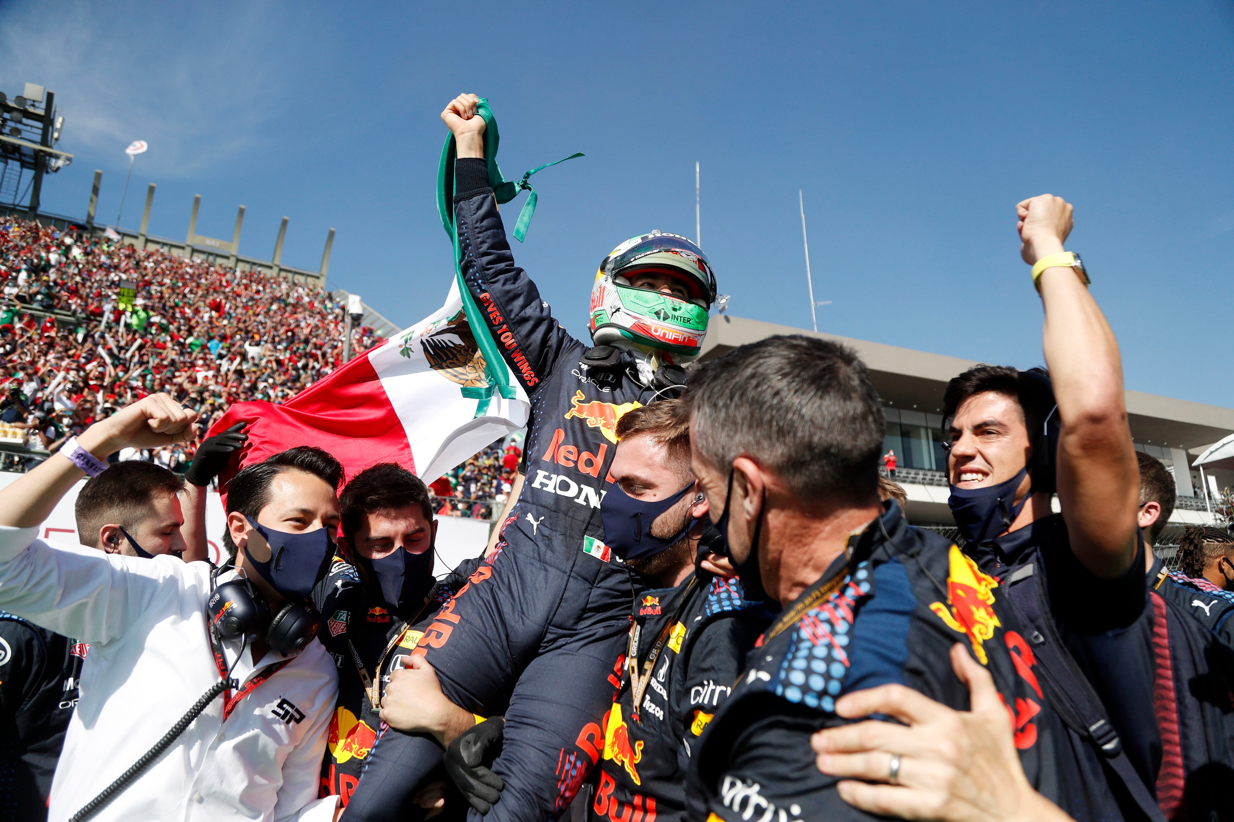 Checo Pérez ovacionado y cargado en hombros luego de convertirse en el primer mexicano que se sube al podio en su país (Foto: REUTERS/Francisco Guasco)