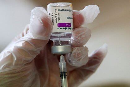 Un trabajador de salud prepara una dosis de la vacuna contra el COVID-19 de AstraZeneca en medio de la pandemia del coronavirus, en Ronquières, Bélgica (Reuters/Yves Herman)