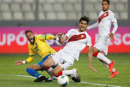El jugador de Perú Carlos Zambrano marca al brasileño Neymar en la jugada que desembocó en un tiro penal (Paolo Aguilar/Pool vía REUTERS)