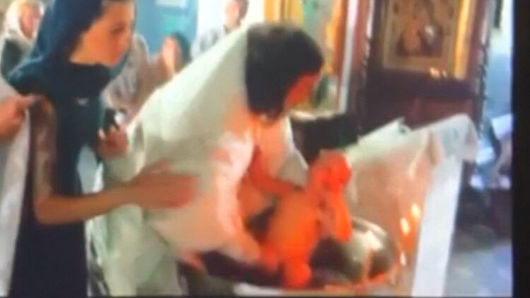 La madre del pequeÃ±o Demid tuvo sacarle el bebÃ© d elas amnos al sacerdote