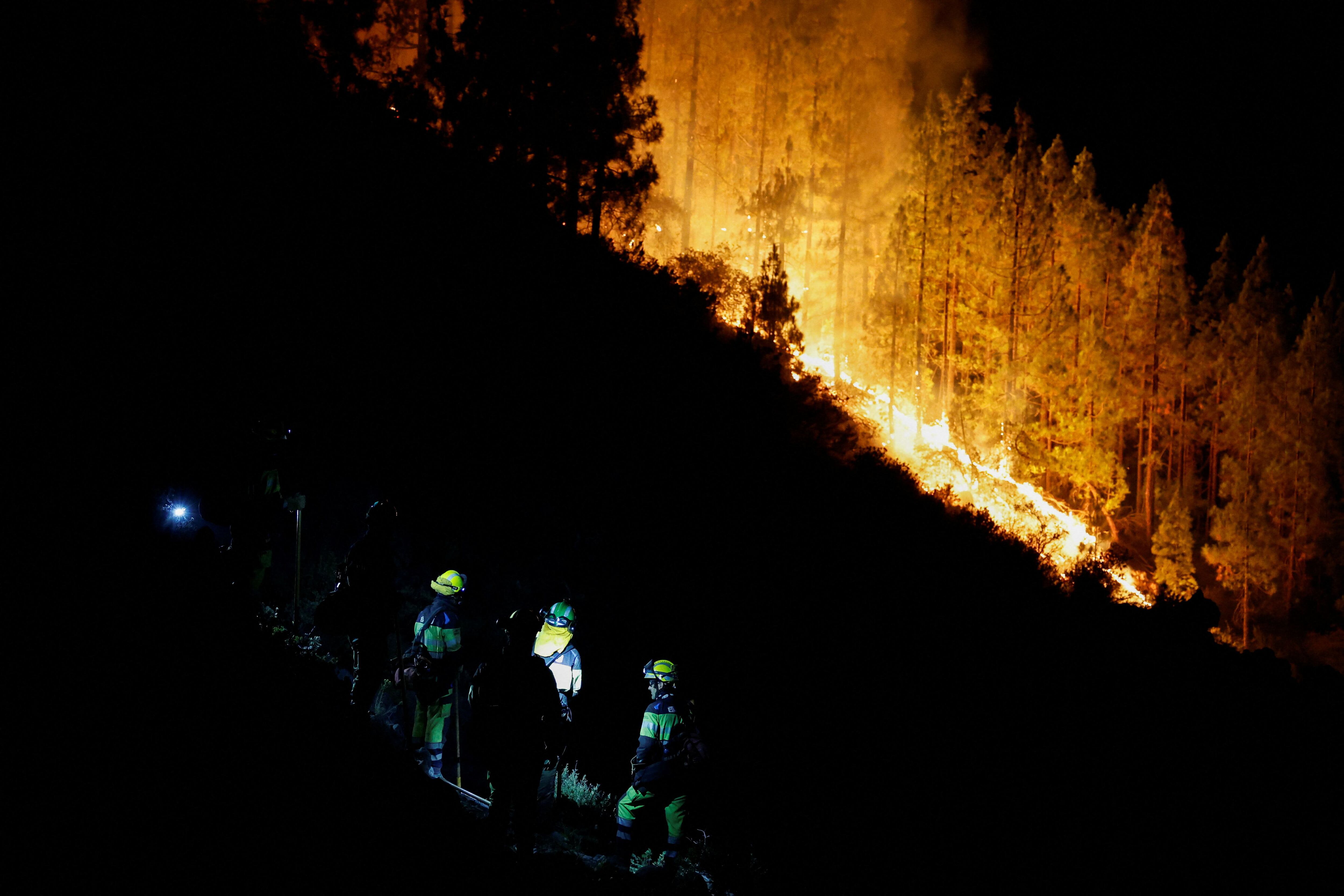 Bomberos trabajan en la extinción del fuego. REUTERS/Borja Suarez