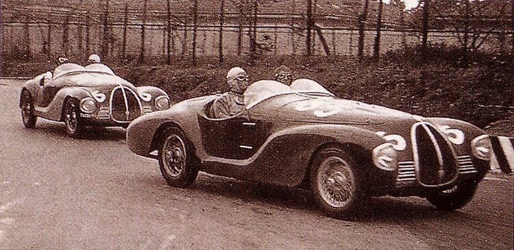 Los dos modelos cuando lideraban la carrera: ambos abandonaron por problemas en los motores.